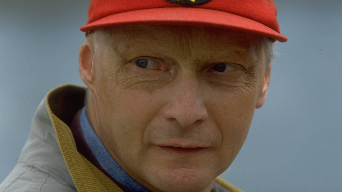 1991 erlebt Lauda einen seiner schlimmsten Tage. Ein Flugzeug seiner Linie stürzt kurz nach dem Start in Thailand ab. Eine unabsichtlich aktivierte Schubumkehr führt zum Absturz - 223 Menschen kommen ums Leben