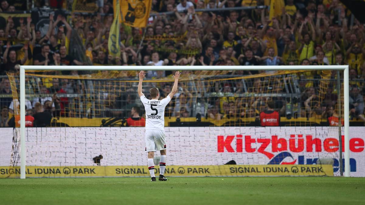 Kurz darauf herrscht auf der Südtribüne jedoch wieder Einigkeit: Frenetisch feiern die Dortmunder Anhänger den ehemaligen BVB-Profi Sven Bender. Der bedankt sich und meint bei "Sky": "Ich glaube, die Fans haben mir gezeigt, dass ich auch das eine oder andere richtig gemacht habe"