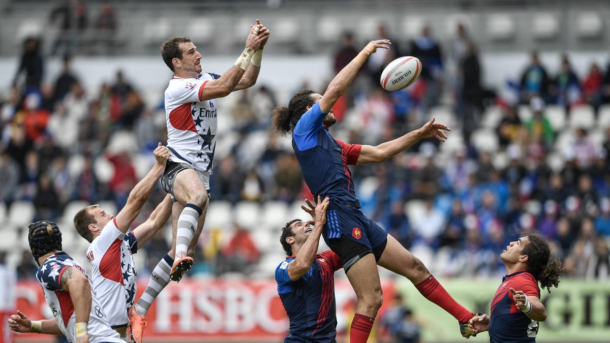 Zu den Regeln: Zwei Spielsituationen sind im Rugby ebenso typisch wie spektakulär. Das Gedränge und die Gasse. Letztere wird angeordnet, wenn der Ball im Aus landet. Von der Seitenauslinie wirft ein Spieler den Ball in den freien Raum zwischen den zwei Spielerreihen, die eine Gasse bilden. Nun springen Spieler beider Teams hoch, um den Ball zu erobern - auch Hilfestellung darf geleistet werden