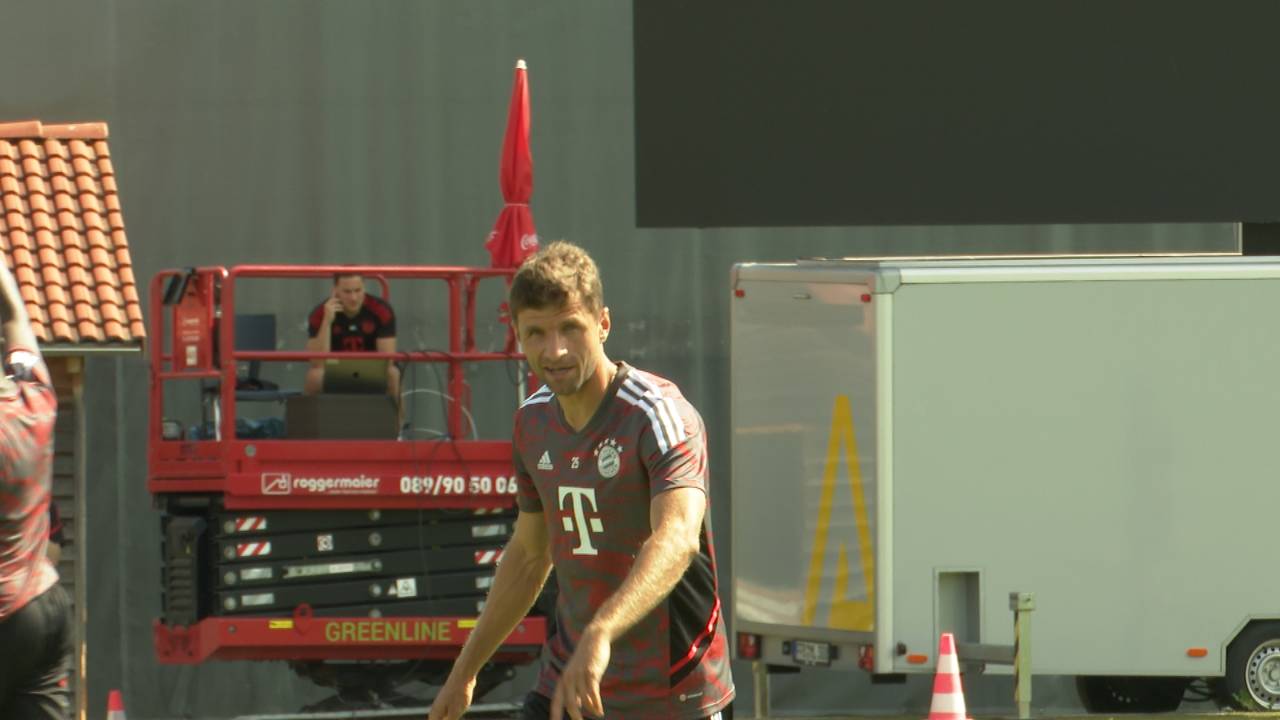 FC Bayern München: Thomas Müller zielt im Training auf die SPORT1-Kamera