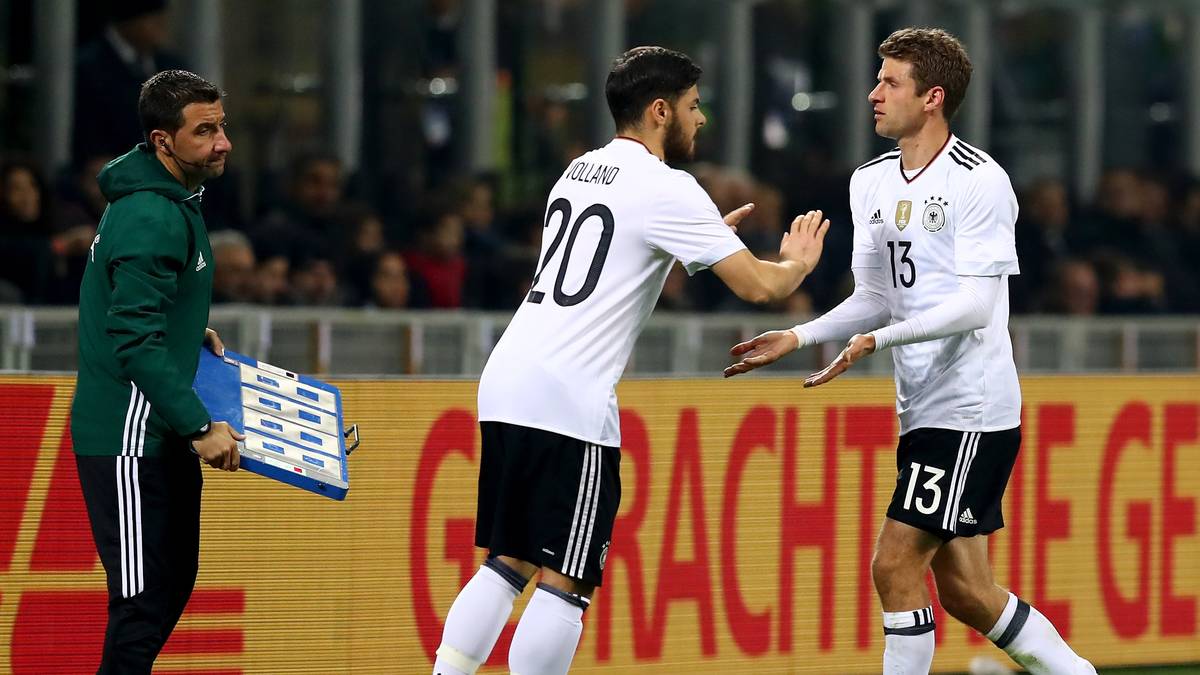 Nach etwa einer Stunde ist Schluss für Thomas Müller (r.). Wieder einmal bleibt der Bayern-Spieler torlos. Für ihn darf Kevin Volland ran