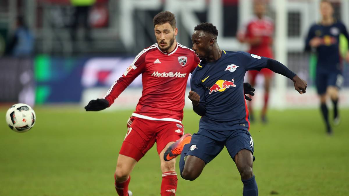 Ingolstadts Mathew Leckie sieht - nach einem Foul und anschließendem Wegschlagen des Balles Gelb-Rot -, doch Leipzig kann die erste Niederlage in der ersten Liga nicht mehr abwenden