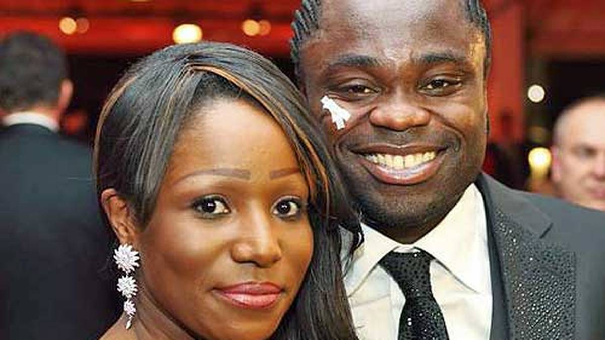 Die ist extra aus dem Ruhrgebiet angereist, um "Asa" einen Spontan-Besuch abzustatten: Doch als Linda die zwei Begleiterinnen ihres Mannes bemerkt, kommt es dem Vernehmen nach zu einem handfesten Streit: Eine der Frauen reißt Frau Asamoah ein Haarbüschel aus, die wiederum zieht angeblich ein Messer aus dem Messerblock - und verletzt sich dabei selbst schwerer an der Hand