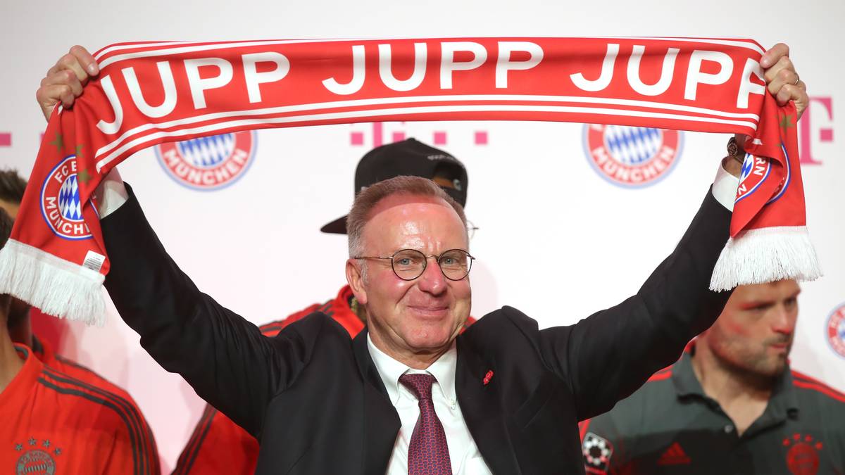 Auf dem Rathausbalkon schwenkt Rummenigge dann sogar einen Schal mit der Auschrift "Jupp, Jupp, Jupp!" Auch Präsident Uli Hoeneß und Sportdirektor Hasan Salihamidzic würdigen den scheidenden Trainer mehrfach ausführlich und mit großen Worten