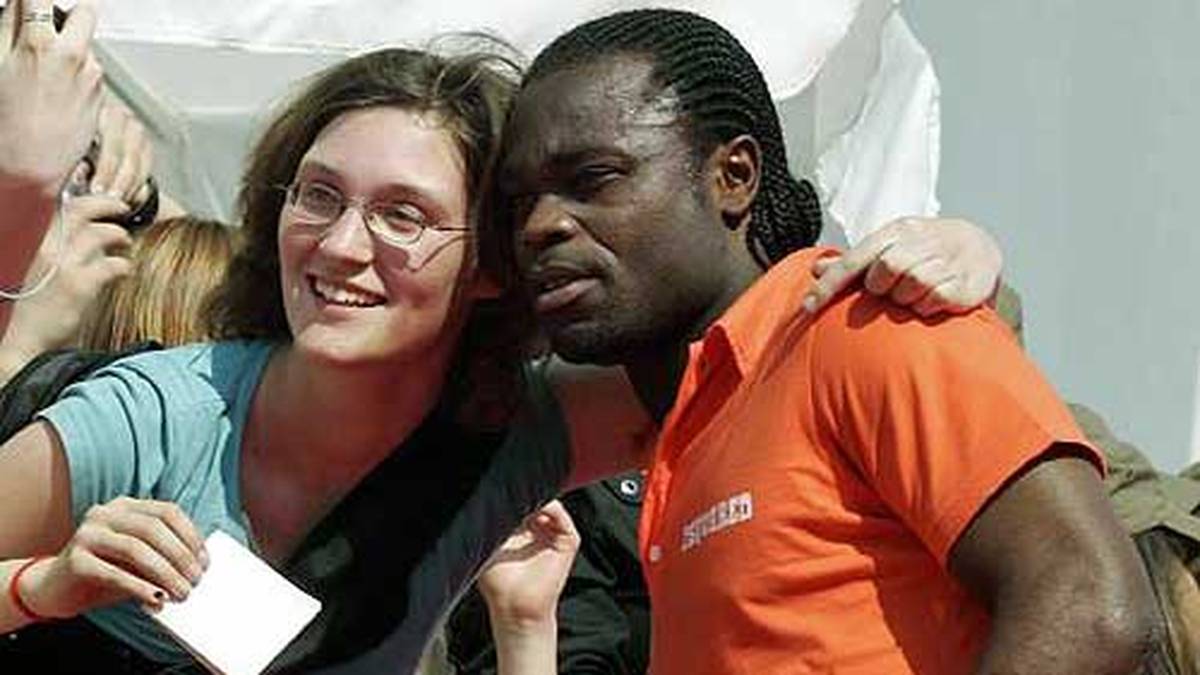 Das Ende vom Lied: Asamoah ruft die Polizei, Ehefrau Linda landet im Krankenhaus. Der Ex-Schalker versucht hinterher, den Vorfall runterzuspielen: "Das war alles ganz harmlos, da war nichts Sexuelles. Meine Frau kenn die beiden, möchte aber nicht, dass ich mit ihnen zusammen bin"