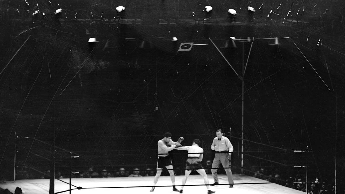 RANG 11 - Louis vs. Schmeling, 80.000 Zuschauer: Auch ein Deutscher ist Teil des Rankings. Max Schmeling und Joe Louis lieferten sich im Yankee Stadium in New York im Juni 1938 einen heißen Fight – mit dem besseren Ende für Louis, der sich damit an Schmeling revanchierte 