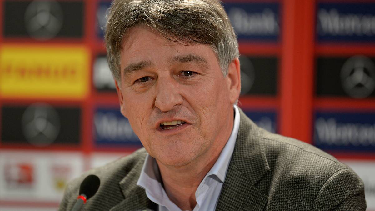 Kurz darauf bekommt Stevens einen Anruf von Bernd Wahler, Präsident des VfB Stuttgart, der erneut auf Trainersuche ist. Ob er sich ein erneutes Engagement vorstellen könne, fragt er Stevens