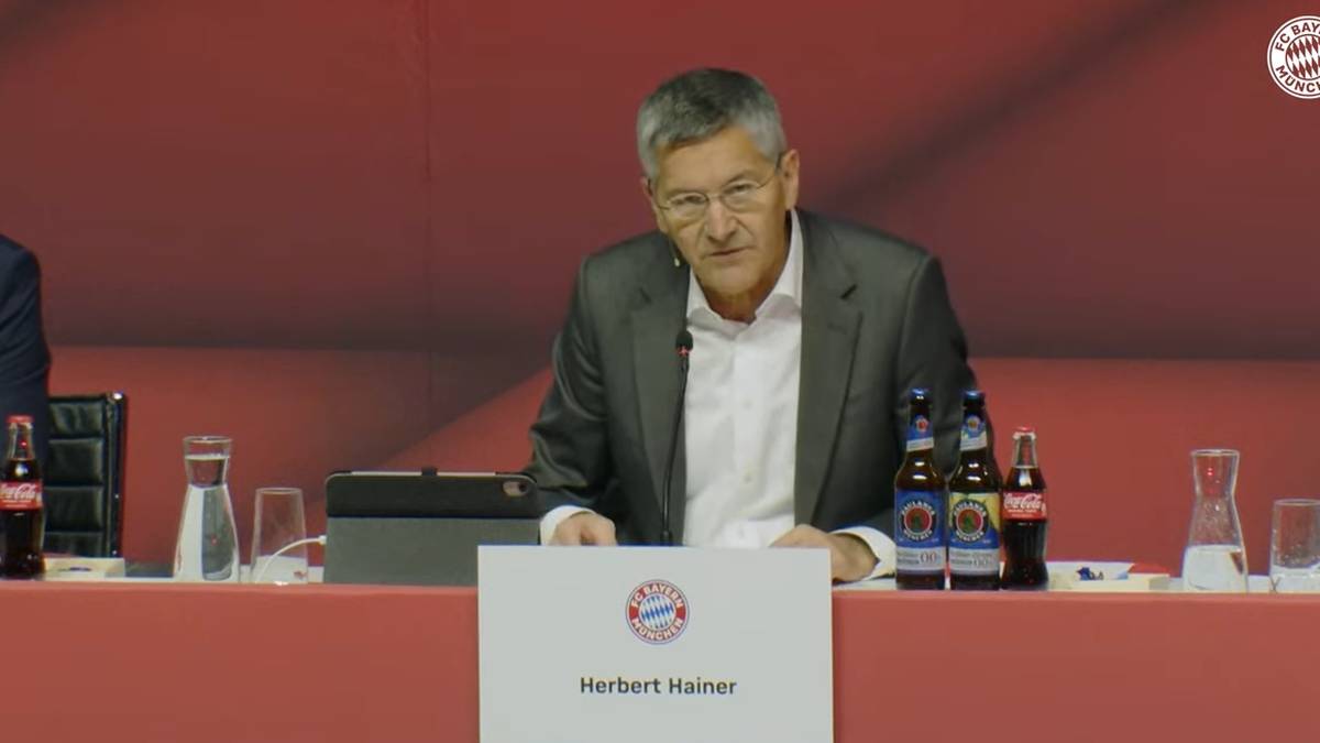 Präsident Herbert Hainer eröffnet die Jahreshauptversammlung des FC Bayern