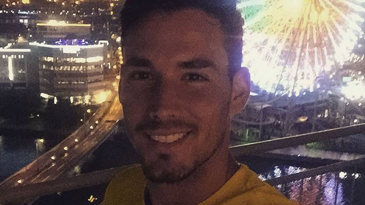 Der neue BVB-Keeper Roman Bürki genießt nach dem ereignisreichen Tag in Japan seinen Feierabend und den Ausblick