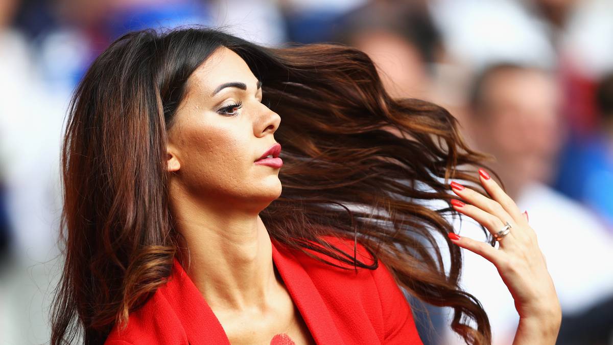 Für die italienische GQ ist sie der heißeste Fussball-Fan Europas. Aber nicht nur das, ganz nebenbei ist Erjona Sulejmanis auch noch Spielerfrau