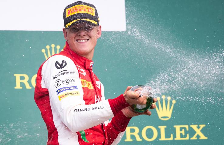 Es ist vollbracht! Mick Schumacher hat seinen ersten Sieg in der Formel 2 gefeiert. Der 20-Jährige gewann am 4. August 2020 den 16. Saisonlauf im Unterbau der Königsklasse nach einer souveränen Vorstellung von der Pole Position