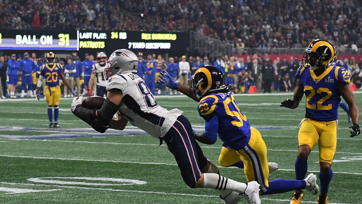Der Superstar macht sich ganz lang und fängt den Ball kurz vor der Endzone