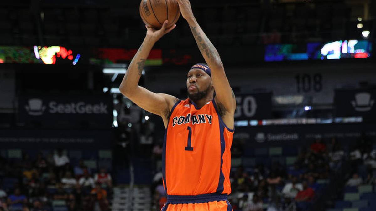 Johnson krachte mit seinem Mercedes und zwei Insassen an einen Baum (niemand weiß, wer gefahren ist). Der Wagen fing Feuer, Johnson brach sich das Genick und hatte Glück, zu überleben. Zwei Jahre später schaffte er ein NBA-Comeback, bis 2016 spielte er als Profi, aktuell in Ice Cubes Big3-Liga
