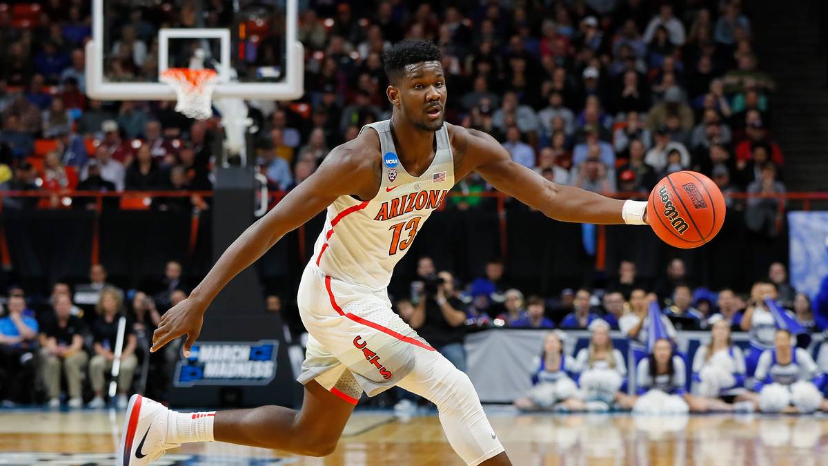 PICK 1 - DEANDRE AYTON (Center, Arizona) - PHOENIX SUNS: Am College war Ayton ein Mann unter Jungs, er hat einen sehr guten Touch für einen Big, physisch praktisch ein Embiid-Clon, guter Freiwerfer, 12 von 35 Dreiern, richtig Power am Brett, guter Passer aus Doppel, starker Rebounder, schnelle Füße, aber defensiv muss mehr kommen, auch wenn er für Arizona PF spielen musste. Mehr Einsatz und weniger Pausen sind seine Aufgaben