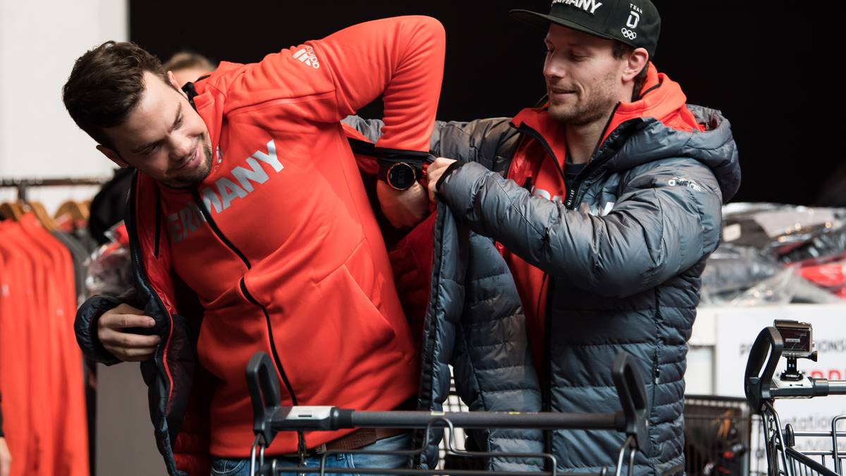 ... und hilft dann Doppelsitzer-Partner Tobias Wendl in die Jacke