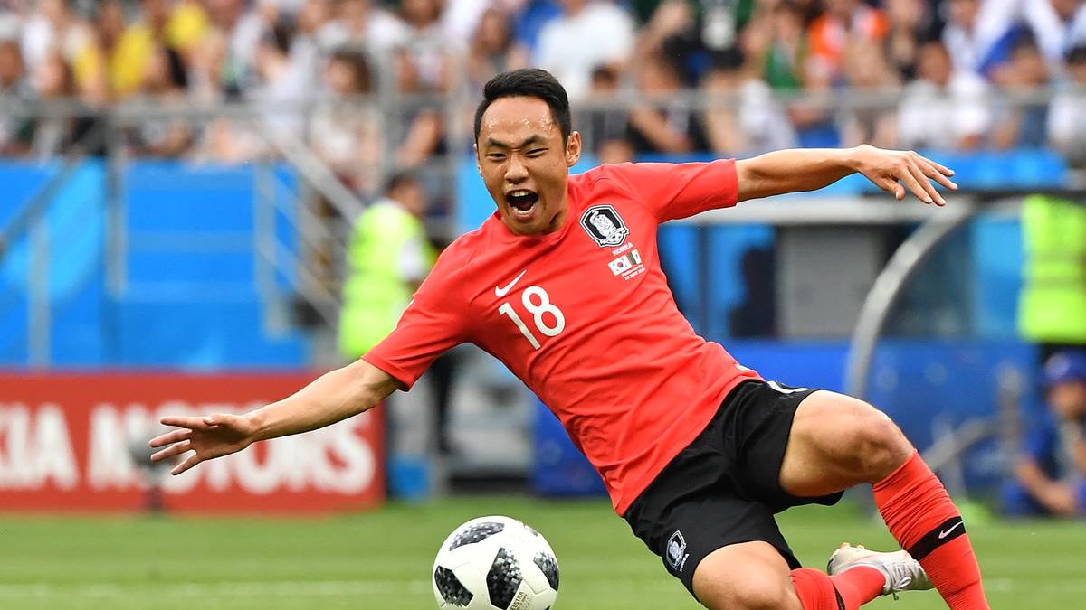 Die linke Seite bei Südkorea beackert Moon. Dessen Werdegang ist völlig irre: 2011 setzte er sich in einer TV-Show namens "The Chance" durch, die Fußballprofis hervorbringen wollte. Wechselte nach Schweden, spielt seit 2016 aber wieder in der heimischen K-League. Hauptgrund: Heimweh. Keine Frage: 10:0