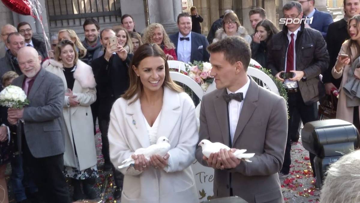 Ein besonderer Moment: Nach der Trauung lässt das Paar zunächst zwei weiße Tauben gen Himmel steigen