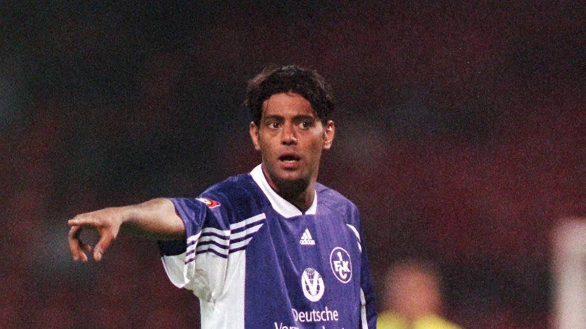 Der Ägypter Hany Ramzy versucht den Fehler noch zu vertuschen und täuscht eine Verletzung vor. Das Ziel: Harry Koch soll für ihn kommen - also ein Deutscher für einen Ägypter. Doch der Wechselfehler ist bereits aufgefallen und die drei Punkte gehen an Bochum. "Es war ein schwarzer Tag für uns" sagt Rehhagel später