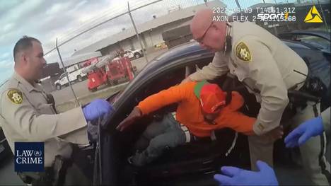 Die ehemalige NFL-Legende Marshwan Lynch wurde betrunken am Steuer von der Polizei entdeckt. Nachdem er Widerstand leistete, wurde der 36-Jährige aus dem Auto gezerrt und verhaftet.