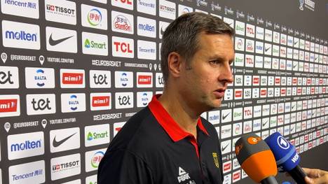 DBB-Trainer Alex Mumbru kehrte nach gesundheitlichen Problemen zum Achtelfinale der FIBA EuroBasket an die Seitenlinie zurück - zur großen Freude seiner Spieler. Co-Trainer Alan Ibrahimagic erklärt zudem die ganz spezielle Aufteilung zwischen den beiden. 