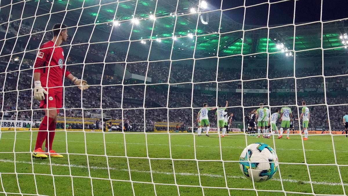 Bis zur Halbzeit steht es bereits 0:3 gegen die Wölfe, die sich kurz vor der Pause von einem frechen Freistoß von Weltmeister Christoph Kramer übertölpeln lassen