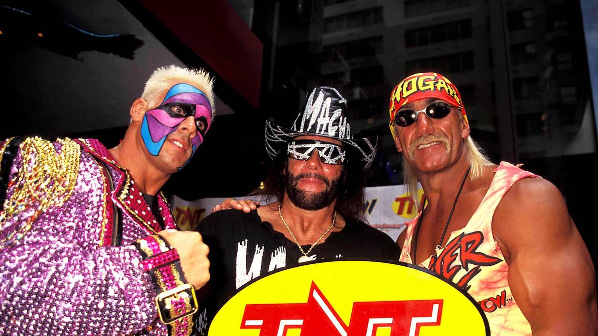 Der schillernde Savage wurde letztlich nie ein ganz so großer Star wie Hogan, war aber zeitweise zumindest mit am nächsten dran. In den Neunzigern folgte er Hogan zur Konkurrenzliga WCW, wo er bis zu deren Ende 2001 ein Topstar blieb
