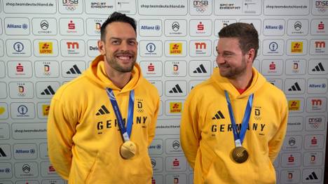 Die Olympiasieger im Bob Johannes Lochner und Georg Fleischhauer reagieren auf ihren Erfolg. 