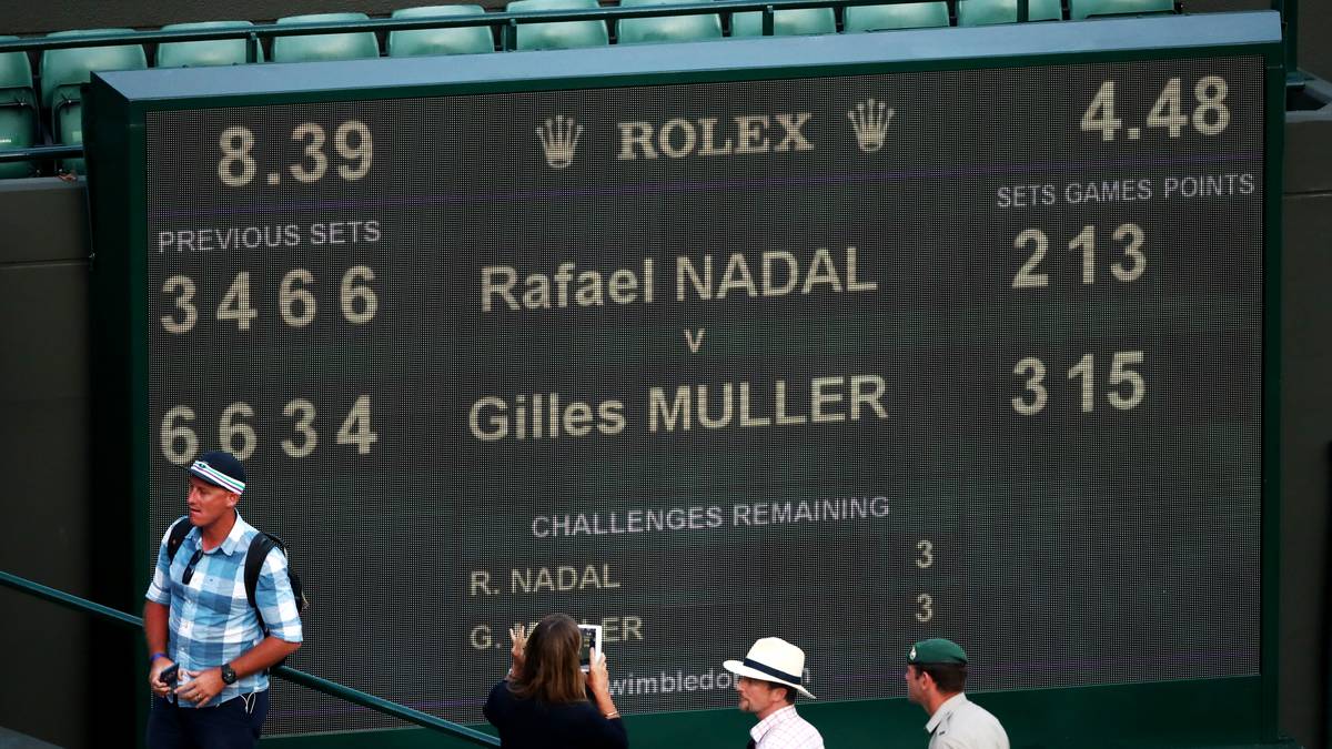 Auf dem "Heiligen Rasen" von Wimbledon bleibt Nadal jedoch bei zwei Titeln stehen. Im Achtelfinale liefert er sich gegen den Luxemburger Gilles Müller eine epische Schlacht und unterliegt nach 4:48 Stunden mit 3:6, 4:6, 6:3, 6:4 und 13:15