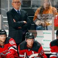 Die Buffalo Sabres aus der NHL um den deutschen Eishockey-Nationalspielers John-Jason Peterka holen Lindy Ruff nach mehr als zehn Jahren als Cheftrainer zurück. 
