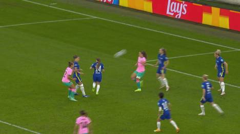 Melanie Leupolz erwischt im Endspiel der Women's Champions League einen rabenschwarzen Tag. Zuerst trifft sie ins eigenen Netz, dann verursacht sie einen Strafstoß - und am Ende verliert ihr Team mit 0:4.