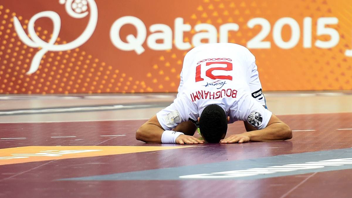 So feiert man in Tunesien einen Sieg. Oussama Boughanmi küsst nach dem Sieg gegen Bosnien-Herzegowina den Hallenboden.