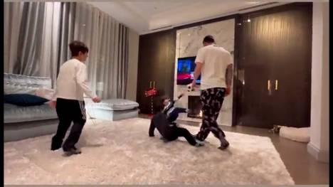 PSG-Superstar Lionel Messi spielt gegen seine drei Söhne im Wohnzimmer und zeigt auch vor der Couch seine Skills.