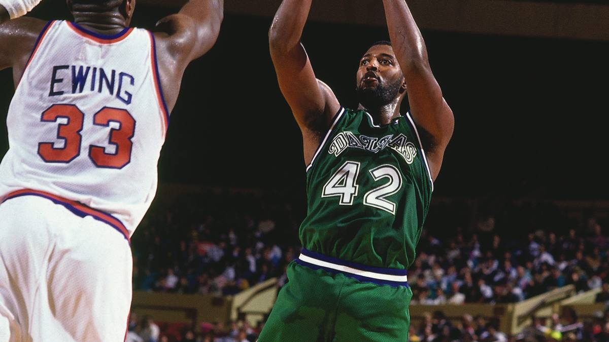 1986 sichern sich die Mavs an Nummer sieben die Dienste von Roy Tarpley (r.). Der Center spielt an und für sich nicht schlecht, wird aber 1990 wegen Autofahrens unter Drogeneinfluss von der NBA suspendiert. 1994/95 kehrt er kurz zu den Texanern zurück, wird dann wegen erneuter Alkoholprobleme komplett gesperrt