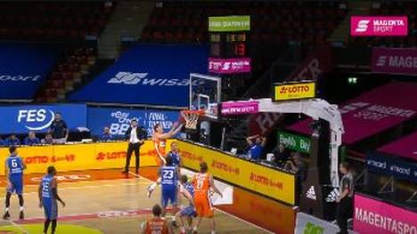 Ratiopharm Ulm hat die Tür zum Halbfinale des Finalturniers der easycredit BBL weit aufgestoßen. Das in der Vorrunde ungeschlagene Team vom Trainer Jaka Lakovic gewinnt auch zum Auftakt der K.o.-Runde gegen die Frankfurt Skyliners klar.