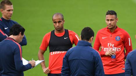 Neymar (r.) kritisiert die ausgiebigen Videoanalysen von Coach Unai Emery (l.)