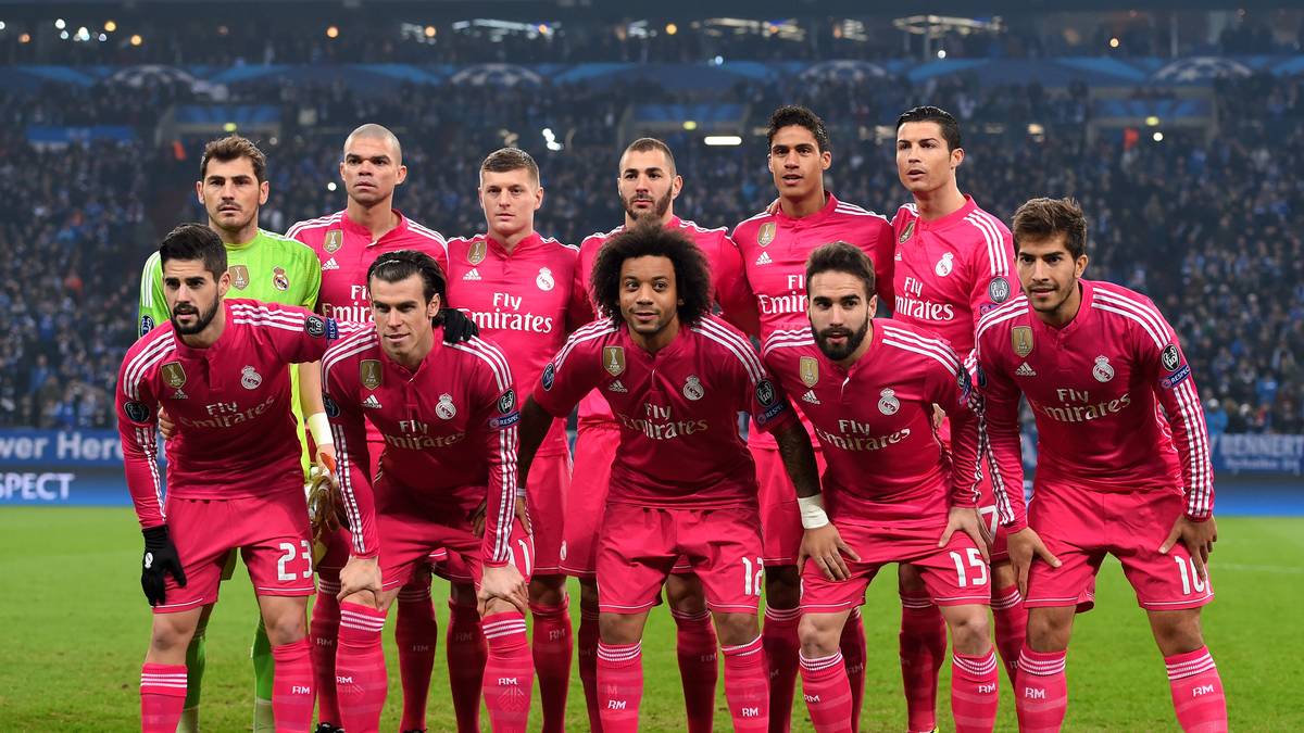 Real hingegen läuft nicht im königlichen Weiß auf, sondern in rosa Leibchen