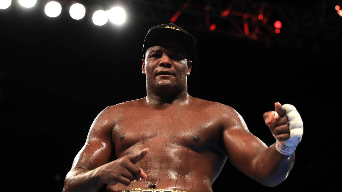 Für den Kampf um den vakanten WBA-Titel reicht Charr ein vierter Rang im Ranking des Verbandes. Die Nummer eins, Luis Ortiz (Bild), ist wegen Dopings gesperrt, die Nummer drei, Fres Oquendo, kann sich nicht rechtzeitig auf einen Gegner einigen…