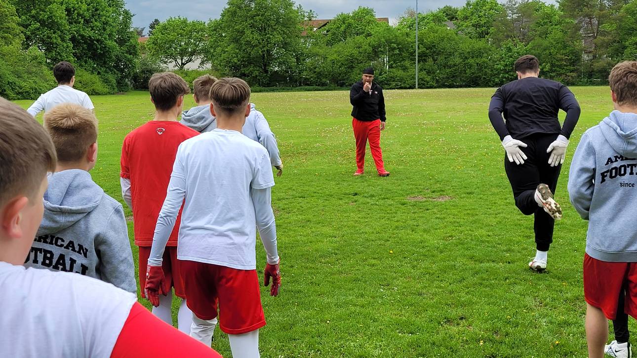 Hero Kanu trainiert bereits die nächste Football-Generation