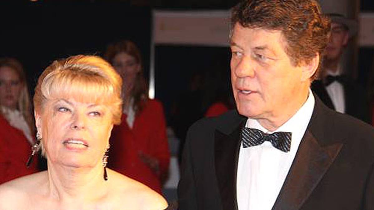 Über die Balkontür gelangen die Täter in die Wohnung und rauben Schmuck sowie zwei Uhren, die der Trainer für seine Verdienste bei Bremen und für Griechenland erhielt