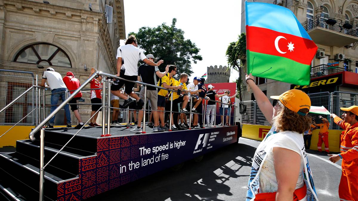 Die übliche Fahrerparade findet natürlich auch in Aserbaidschan statt. Spannend bleibt die Frage, wie dieses Fahrzeug duch die nur wenige Meter breite Engstelle in Baku kommen soll