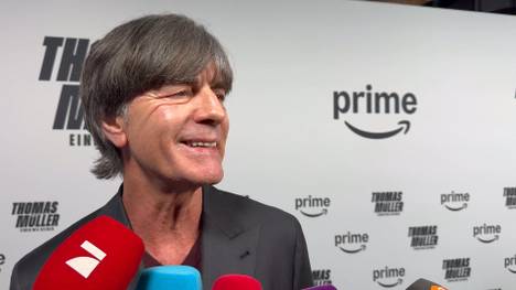 Bei der Kino-Premiere "Thomas Müller - Einer wie Keiner" plaudert der ehemalige Bundestrainer Joachim Löw aus dem Nähkästchen.