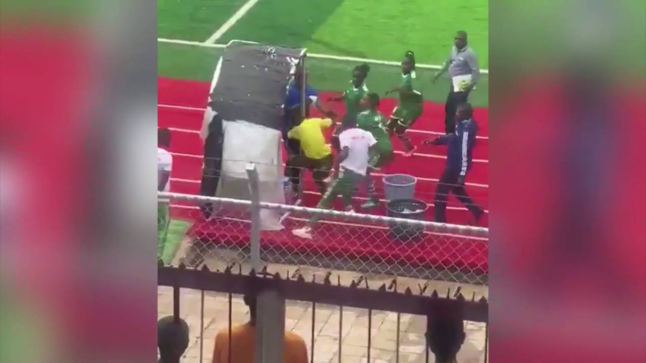 DR Kongo: Frauenfußballmannschaft jagt und verprügelt Schiedsrichter
