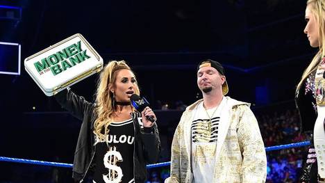 James Ellsworth (r., mit Carmella) hat seinen Job bei WWE verloren