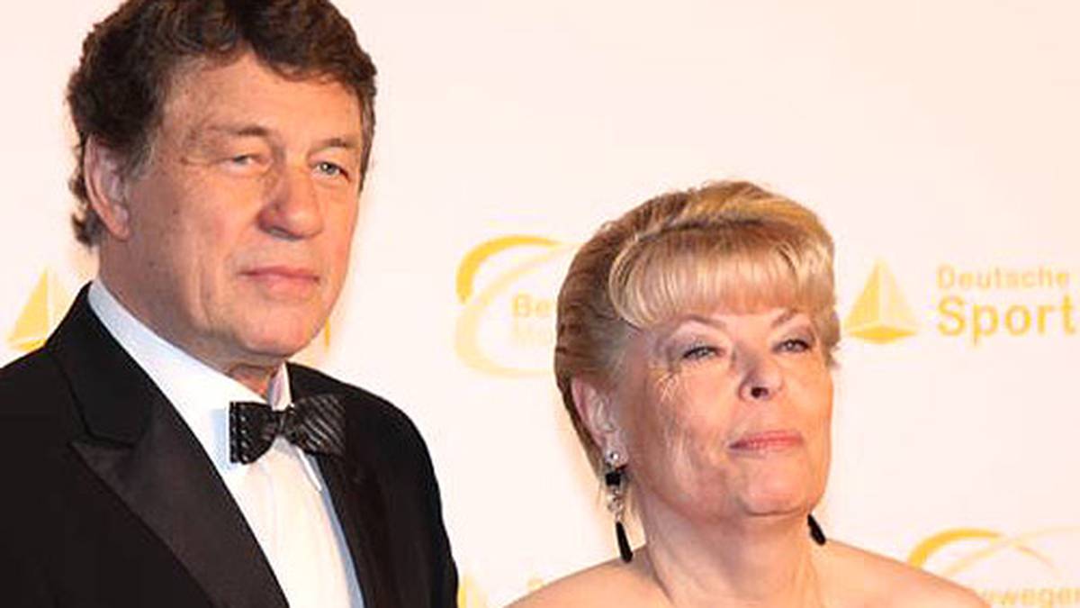 Beim Ball des Sports trägt Beate Rehhagel nur Ohrringe. Den anderen Schmuck haben die Einbrecher sich geholt