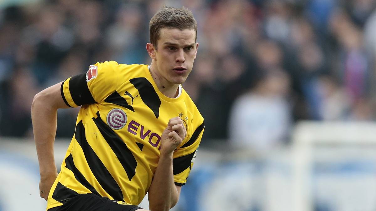 Beim Trainingsauftakt verdreht sich Bender das Knie und muss daraufhin am Innenmeniskus operiert werden. Bis weit in den Februar muss der damals abstiegsgefährdete BVB auf seinen Abräumer verzichten