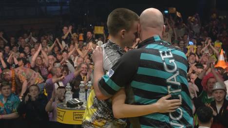 Der deutsche Ricardo Pietreczko muss sich Rob Cross im Viertelfinale der European Darts Open mit 5:6 geschlagen geben. 