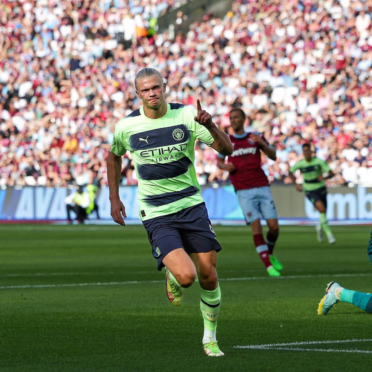 Mit zwei Treffern hat Erling Haaland seinen neuen Verein Manchester City im Alleingang zum ersten Saisonsieg geschossen. Englische Fußball-Ikonen schwärmen bereits vom Norweger.