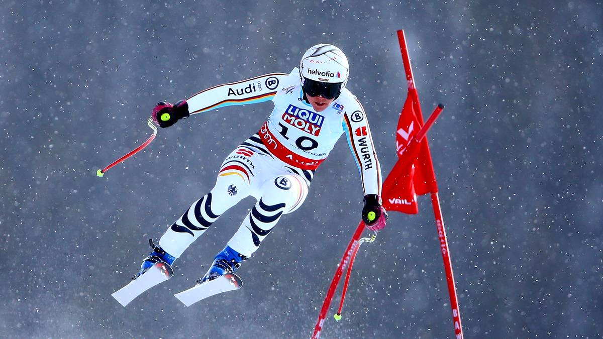 Deutschlands Medaillenhoffnung Viktoria Rebensburg fliegt wenige Zeit später durch die Lüfte. Und die 25-Jährige ist schnell unterwegs