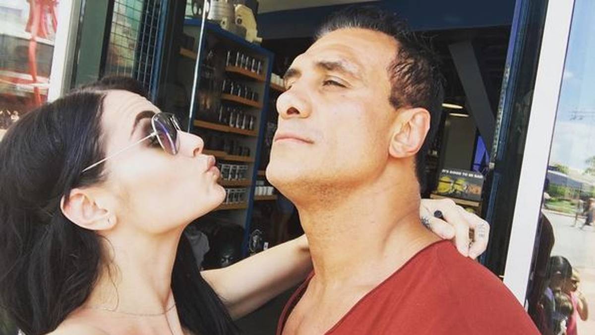 Doch auch die wendet sich ins Negative: Im Juli löst ein eskalierender Streit der beiden einen Polizeieinsatz am Flughafen von Orlando aus, die beiden lösen schließlich ihre Verlobung und trennen sich