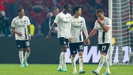 Nach dem DFB-Pokalfinale macht der Facebook-Account von Deutsche Bank einen Gratulations-Post - versehentlich für die falsche Mannschaft. 